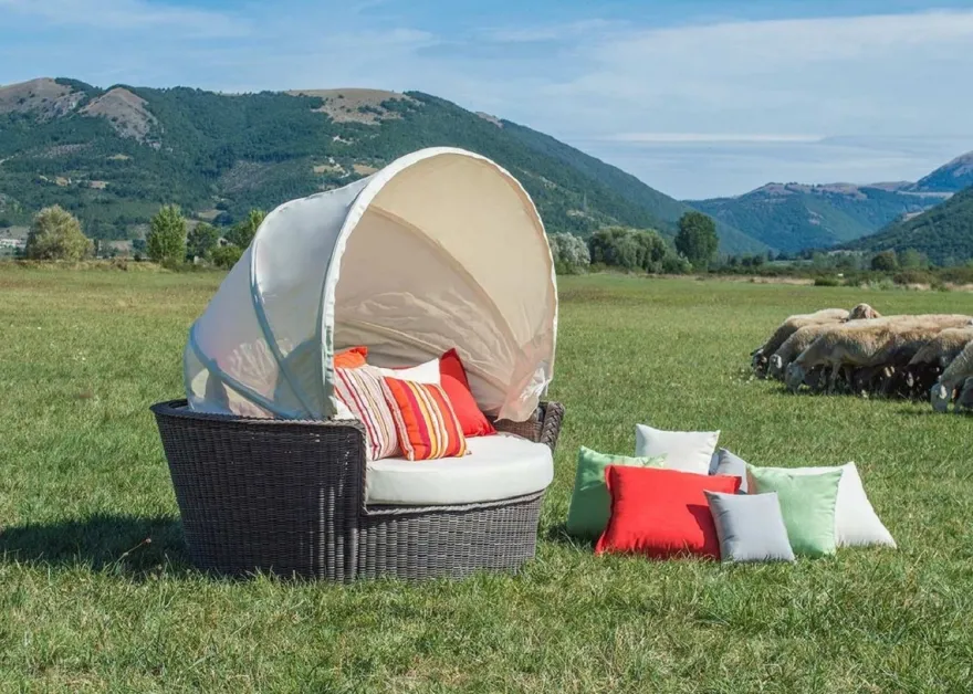 Casa Padrino Luxus Liegeinsel Braun / Weiß 186 x 141 x H. 174 cm - Handgewebtes Wetterbeständiges Lounge Sofa mit Sonnendach - Moderne Garten Terrassen Hotel Möbel