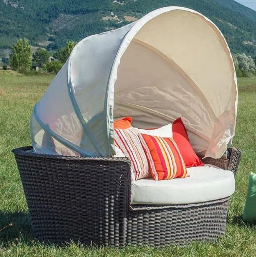 Casa Padrino Luxus Liegeinsel Braun / Weiß 186 x 141 x H. 174 cm - Handgewebtes Wetterbeständiges Lounge Sofa mit Sonnendach - Moderne Garten Terrassen Hotel Möbel
