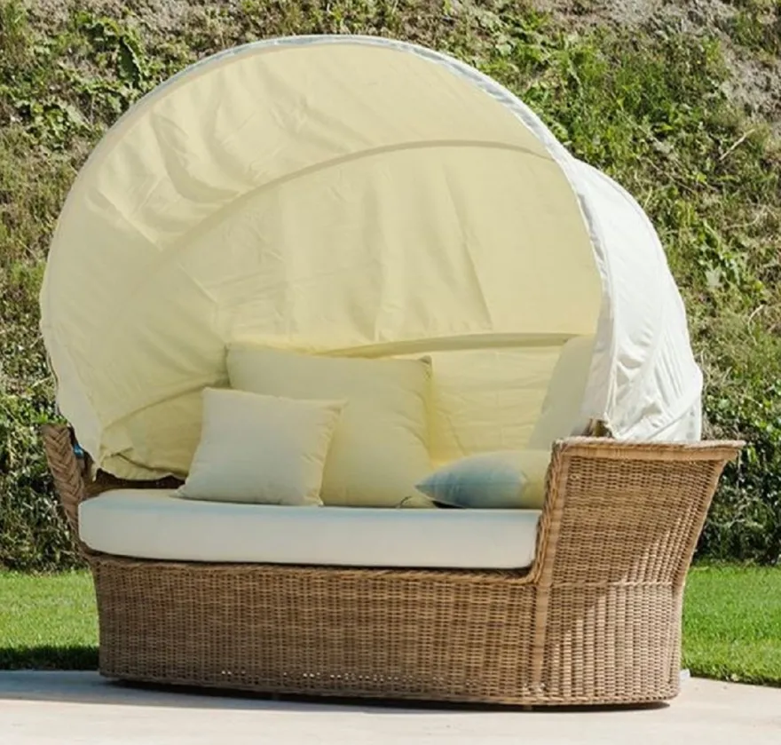Casa Padrino Luxus Liegeinsel Naturfarben / Weiß 186 x 141 x H. 174 cm - Handgewebtes Wetterbeständiges Lounge Sofa mit Sonnendach - Moderne Garten Terrassen Hotel Möbel