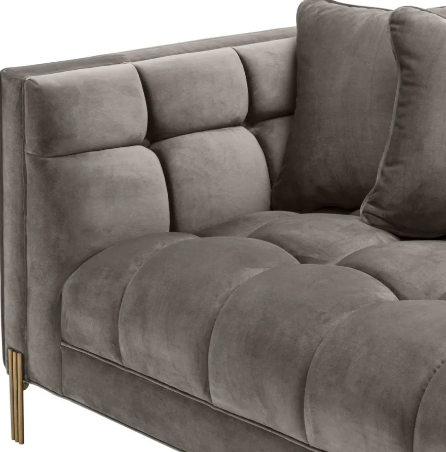 Casa Padrino Luxus Lounge Sofa Grau - Greige / Messingfarben 223 x 95 x H. 68 cm - Linksseitiges Wohnzimmer Sofa mit edlem Samtsoff und 2 Kissen