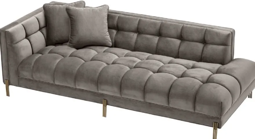 Casa Padrino Luxus Lounge Sofa Grau - Greige / Messingfarben 223 x 95 x H. 68 cm - Linksseitiges Wohnzimmer Sofa mit edlem Samtsoff und 2 Kissen