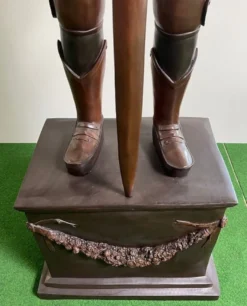 Casa Padrino Luxus Mittelalter Deko Bronze Skulptur Ritter mit Schwert 79 x 61 x H. 241 cm - Große Bronze Dekofigur mit Sockel - Mittelalter Deko Accessoires - Luxus Qualität