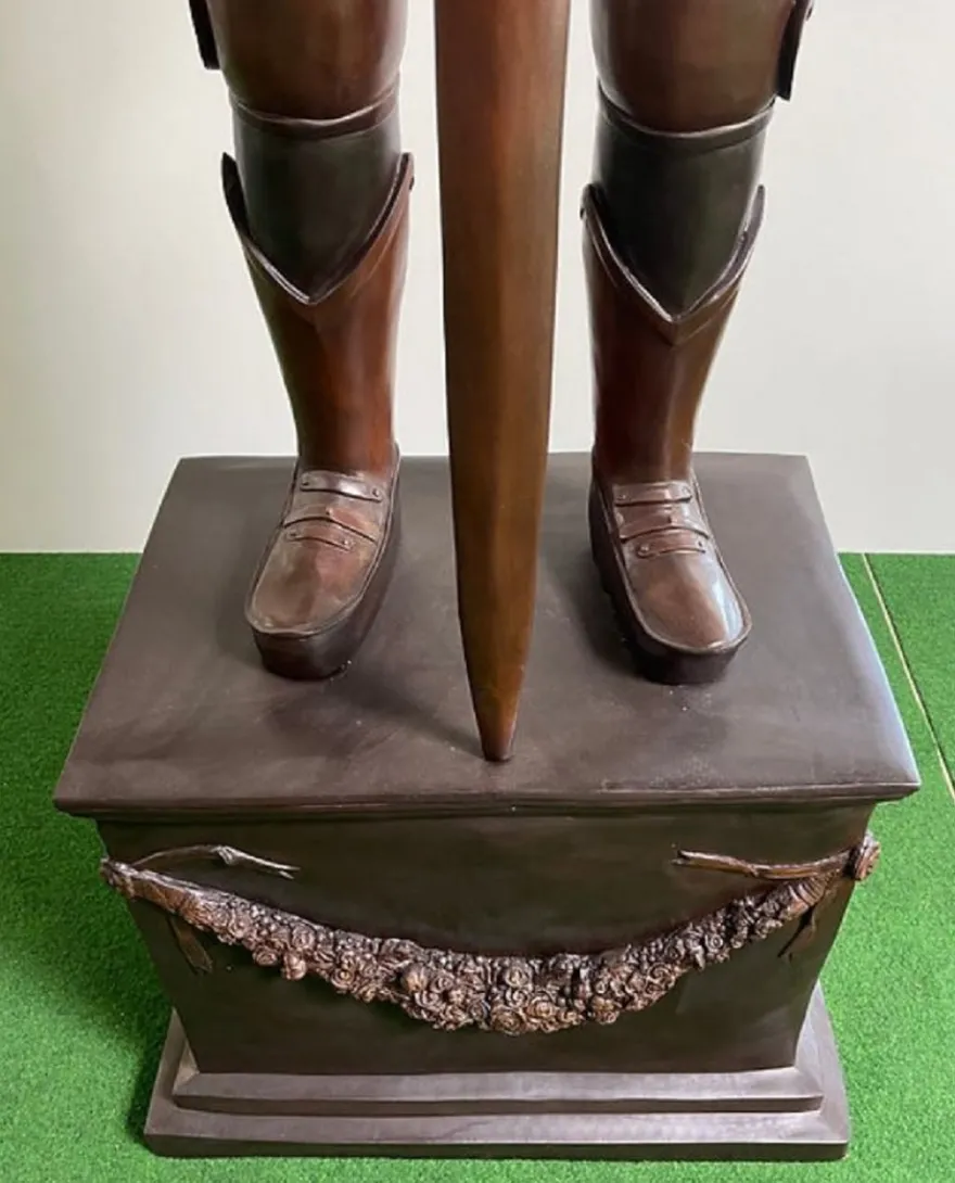 Casa Padrino Luxus Mittelalter Deko Bronze Skulptur Ritter mit Schwert 79 x 61 x H. 241 cm - Große Bronze Dekofigur mit Sockel - Mittelalter Deko Accessoires - Luxus Qualität