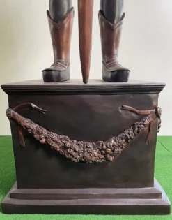 Casa Padrino Luxus Mittelalter Deko Bronze Skulptur Ritter mit Schwert 79 x 61 x H. 241 cm - Große Bronze Dekofigur mit Sockel - Mittelalter Deko Accessoires - Luxus Qualität
