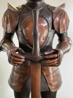 Casa Padrino Luxus Mittelalter Deko Bronze Skulptur Ritter mit Schwert 79 x 61 x H. 241 cm - Große Bronze Dekofigur mit Sockel - Mittelalter Deko Accessoires - Luxus Qualität
