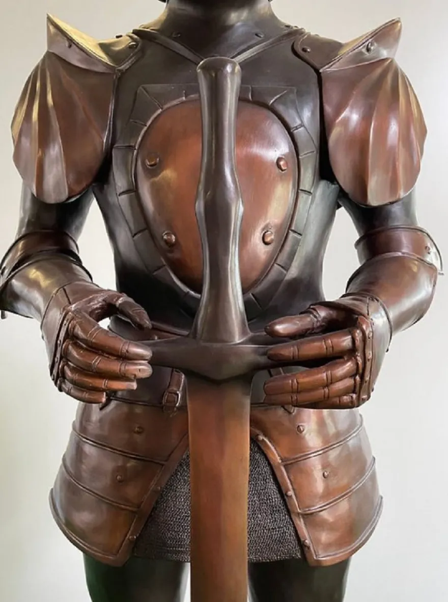 Casa Padrino Luxus Mittelalter Deko Bronze Skulptur Ritter mit Schwert 79 x 61 x H. 241 cm - Große Bronze Dekofigur mit Sockel - Mittelalter Deko Accessoires - Luxus Qualität