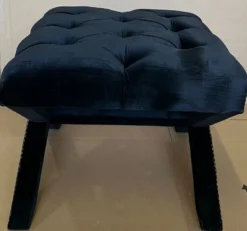 Casa Padrino Luxus Neo Classic Hocker Schwarz / Silber 56 x 54 x H. 46 cm - Wohnzimmer Sitzhocker - Vintage Stil Kreuzhocker - Wohnzimmer Möbel - Luxus Möbel