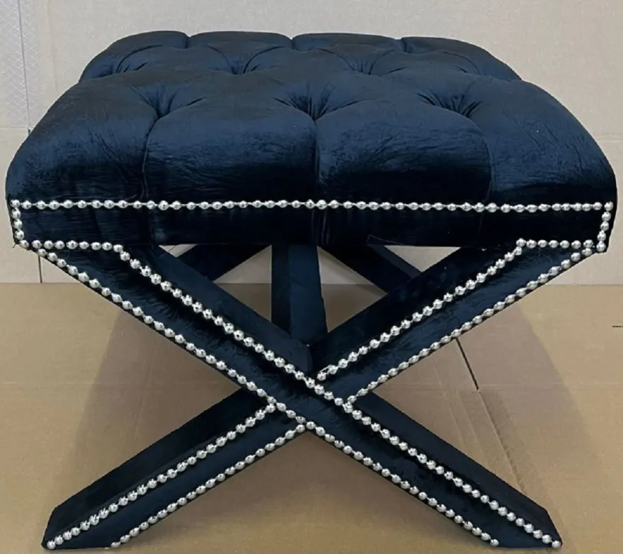 Casa Padrino Luxus Neo Classic Hocker Schwarz / Silber 56 x 54 x H. 46 cm - Wohnzimmer Sitzhocker - Vintage Stil Kreuzhocker - Wohnzimmer Möbel - Luxus Möbel