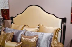 Casa Padrino Luxus Neoklassisches Schlafzimmer Set Hellbeige / Dunkelbraun / Silber - 1 Doppelbett mit Kopfteil & 2 Nachtkommoden - Neoklassische Schlafzimmer Möbel