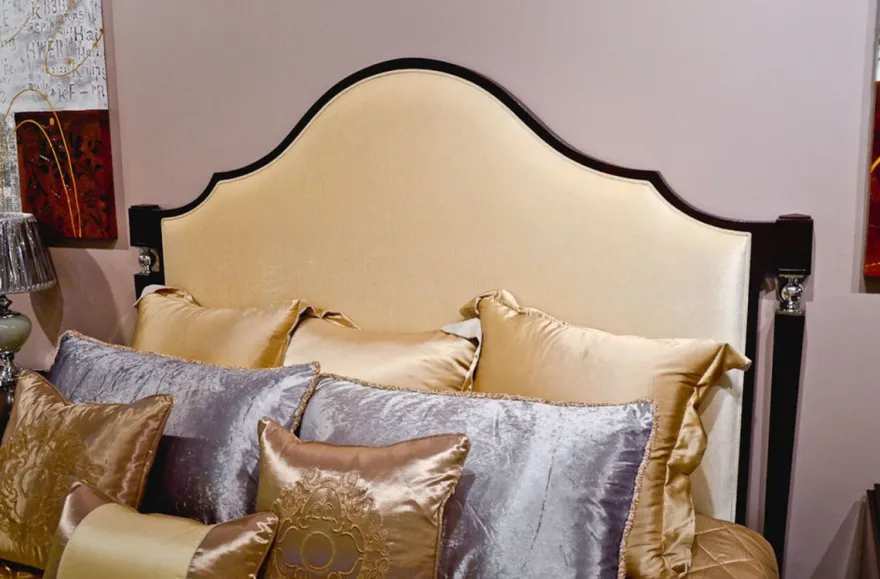 Casa Padrino Luxus Neoklassisches Schlafzimmer Set Hellbeige / Dunkelbraun / Silber - 1 Doppelbett mit Kopfteil & 2 Nachtkommoden - Neoklassische Schlafzimmer Möbel