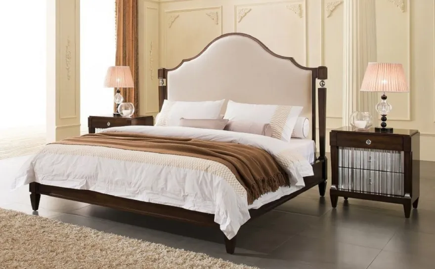 Casa Padrino Luxus Neoklassisches Schlafzimmer Set Hellbeige / Dunkelbraun / Silber - 1 Doppelbett mit Kopfteil & 2 Nachtkommoden - Neoklassische Schlafzimmer Möbel