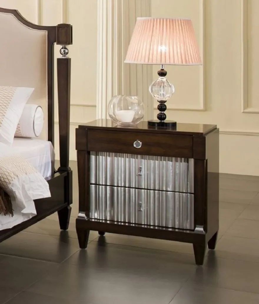 Casa Padrino Luxus Neoklassisches Schlafzimmer Set Hellbeige / Dunkelbraun / Silber - 1 Doppelbett mit Kopfteil & 2 Nachtkommoden - Neoklassische Schlafzimmer Möbel