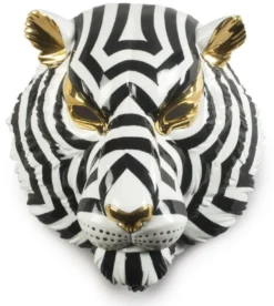 Casa Padrino Luxus Porzellan Deko Maske Tiger Schwarz / Weiß / Gold 30 x 23 x H. 38 cm - Moderne handgefertigte Wanddeko - Erstklassische Qualität - Made in Spain