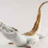 Casa Padrino Luxus Porzellan Deko Figur Krokodil Weiß / Kupferfarben 68 x 28 x H. 39 cm - Hochwertige Deko Skulptur - Erstklassische Qualität - Made in Spain
