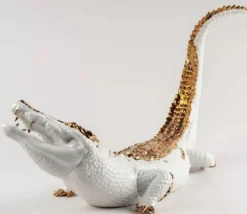 Casa Padrino Luxus Porzellan Deko Figur Krokodil Weiß / Kupferfarben 68 x 28 x H. 39 cm - Hochwertige Deko Skulptur - Erstklassische Qualität - Made in Spain