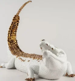 Casa Padrino Luxus Porzellan Deko Figur Krokodil Weiß / Kupferfarben 68 x 28 x H. 39 cm - Hochwertige Deko Skulptur - Erstklassische Qualität - Made in Spain