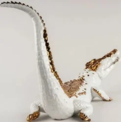 Casa Padrino Luxus Porzellan Deko Figur Krokodil Weiß / Kupferfarben 68 x 28 x H. 39 cm - Hochwertige Deko Skulptur - Erstklassische Qualität - Made in Spain