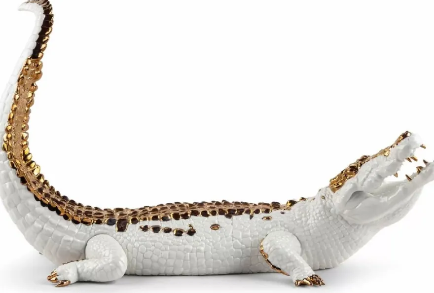 Casa Padrino Luxus Porzellan Deko Figur Krokodil Weiß / Kupferfarben 68 x 28 x H. 39 cm - Hochwertige Deko Skulptur - Erstklassische Qualität - Made in Spain