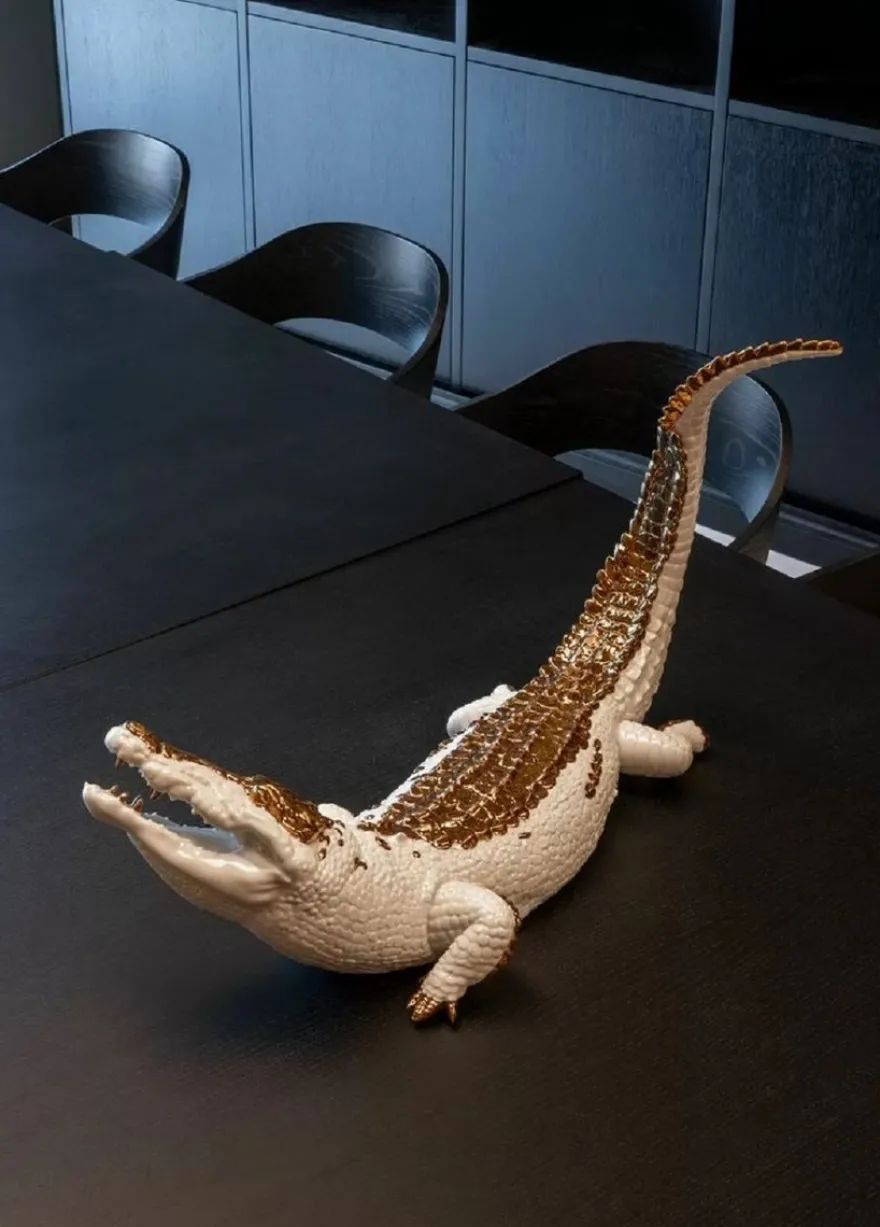 Casa Padrino Luxus Porzellan Deko Figur Krokodil Weiß / Kupferfarben 68 x 28 x H. 39 cm - Hochwertige Deko Skulptur - Erstklassische Qualität - Made in Spain
