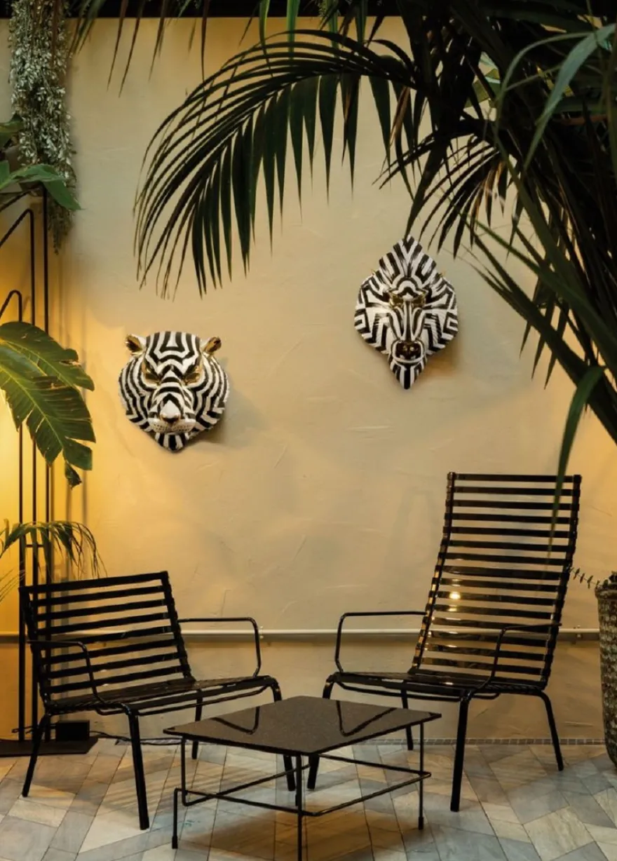 Casa Padrino Luxus Porzellan Deko Maske Pavian Affe Schwarz / Weiß / Gold 31 x 14 x H. 44 cm - Moderne handgefertigte Wanddeko - Erstklassische Qualität - Made in Spain