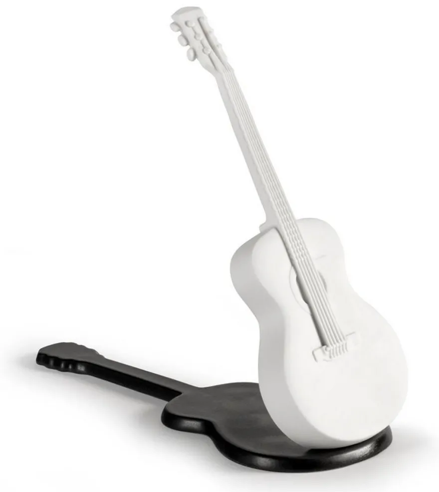 Casa Padrino Luxus Porzellan Akustische Gitarre Weiß / Schwarz 20 x H. 18 cm - Handgefertigte Wohnzimmer Deko Skulptur