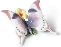 Casa Padrino Luxus Porzellan Schmetterlingsfigur Skulptur auf Blume mehrfarbig 11 x H. 6 cm