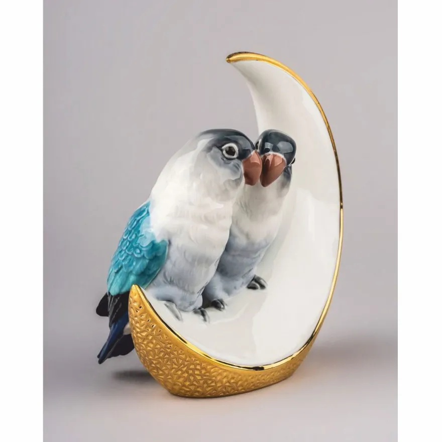 Casa Padrino Luxus Porzellan Deko Figur Papageien auf Mond Bunt / Weiß / Gold 15 x 8 x H. 16 cm