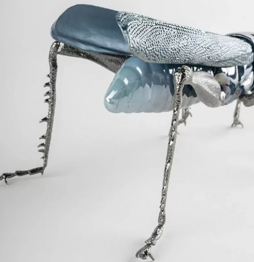 Casa Padrino Luxus Porzellan Figur Grashüpfer Blau / Silber 27 x 26 x H. 11 cm - Hochwertige Deko Skulptur - Erstklassische Qualität - Made in Spain