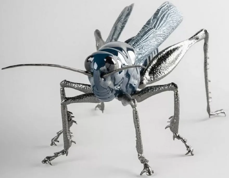 Casa Padrino Luxus Porzellan Figur Grashüpfer Blau / Silber 27 x 26 x H. 11 cm - Hochwertige Deko Skulptur - Erstklassische Qualität - Made in Spain