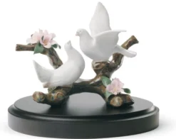 Casa Padrino Luxus Porzellan Tauben Skulptur auf Holzsockel Mehrfarbig Ø 14 x H. 11 cm - Exklusive Deko-Figur
