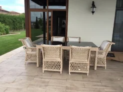 Casa Padrino Luxus Rattan Gartenmöbel Set Naturfarben - 1 Rattan Garten Esstisch mit Glasplatte & 6 Rattan Gartenstühle mit Armlehnen - Moderne Luxus Rattan Garten & Terrassen Möbel