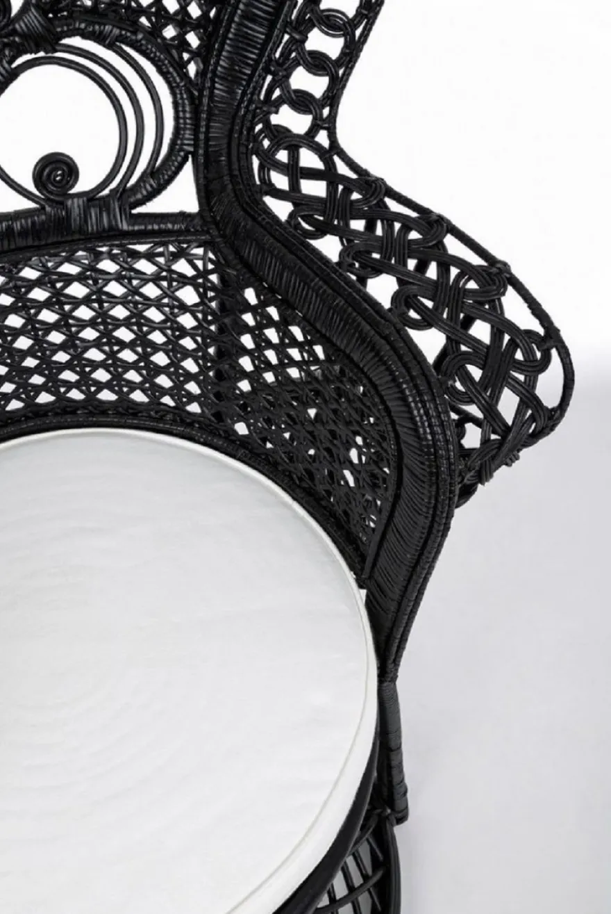 Casa Padrino Luxus Rattan Sessel Schwarz / Weiß 106 x 71 x H. 148 cm - Vintage Stil Rattan Sessel mit Sitzkissen - Vintage Stil Rattan Möbel - Garten & Terrassen Möbel