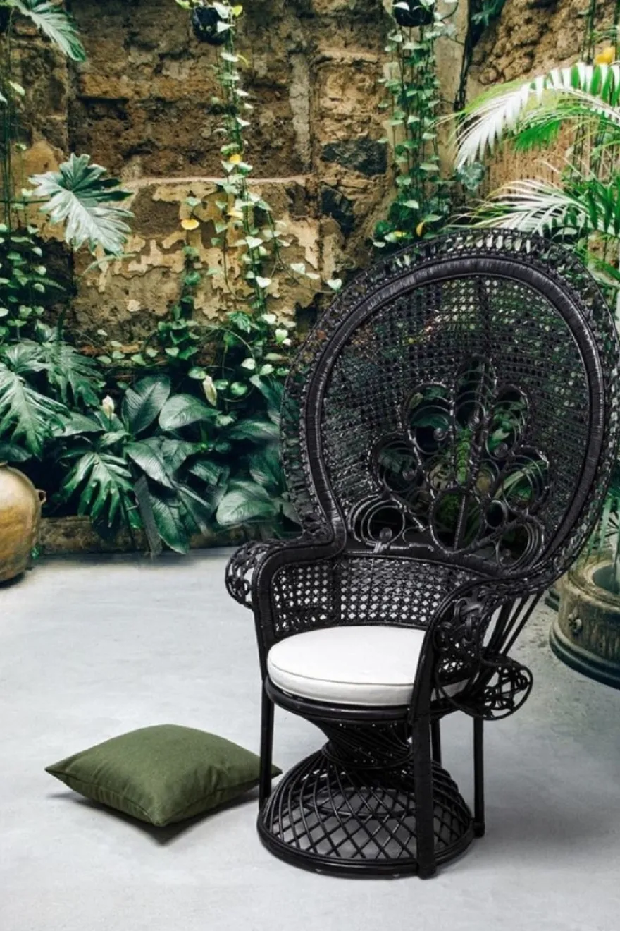 Casa Padrino Luxus Rattan Sessel Schwarz / Weiß 106 x 71 x H. 148 cm - Vintage Stil Rattan Sessel mit Sitzkissen - Vintage Stil Rattan Möbel - Garten & Terrassen Möbel