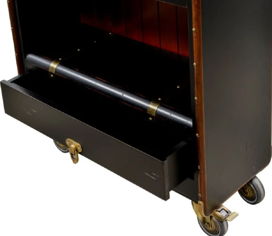 Casa Padrino Luxus Regalschrank in Koffer Optik Schwarz / Rot / Braun / Messing 84 x 35 x H. 200 cm - Massivholz Kofferschrank mit Rollen - Büro Schrank - Büro Möbel - Luxus Möbel
