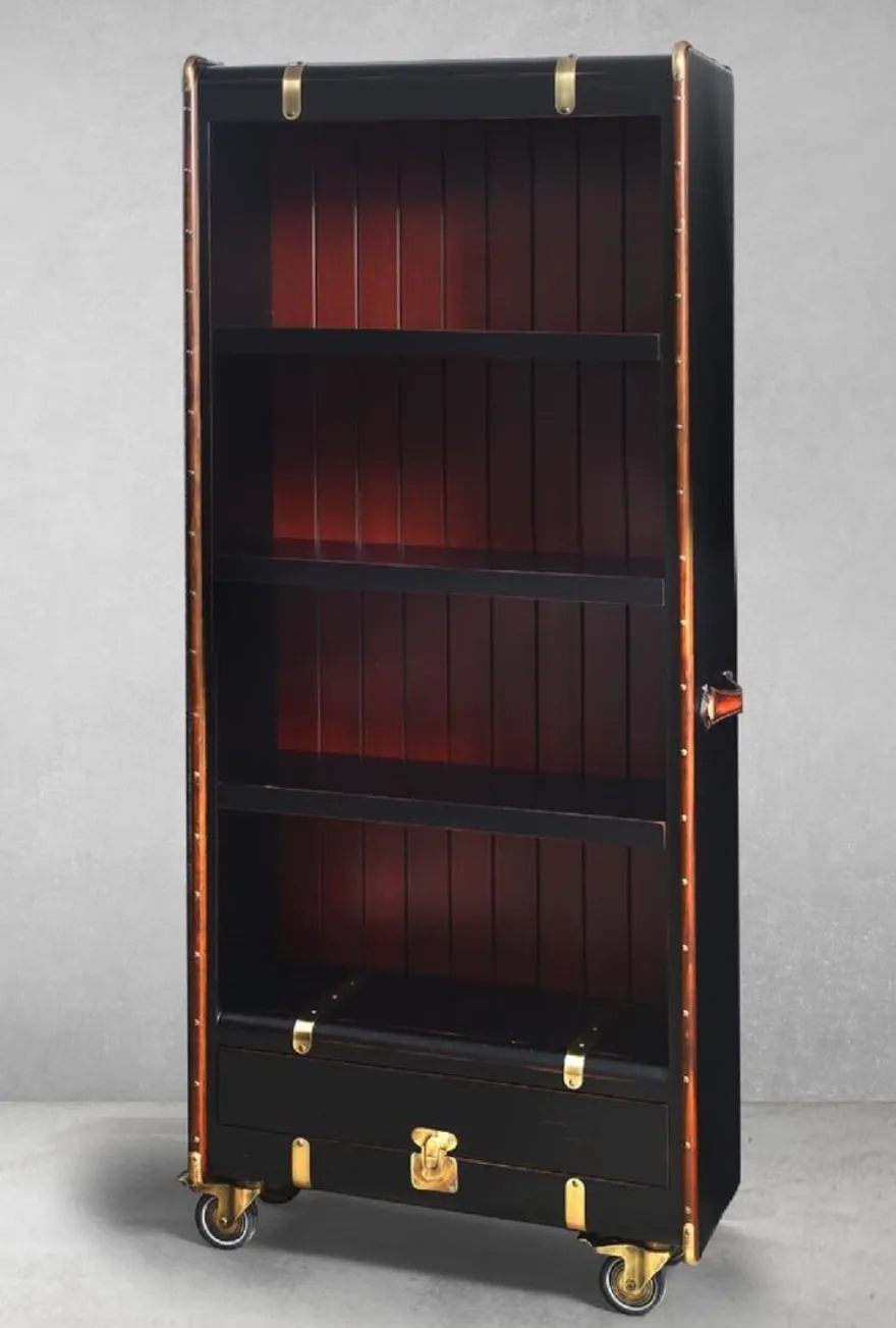 Casa Padrino Luxus Regalschrank in Koffer Optik Schwarz / Rot / Braun / Messing 84 x 35 x H. 200 cm - Massivholz Kofferschrank mit Rollen - Büro Schrank - Büro Möbel - Luxus Möbel