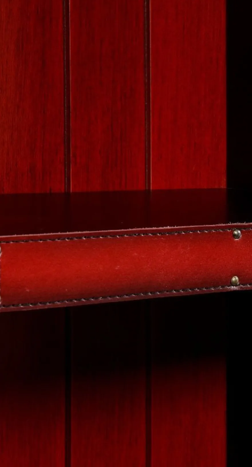 Casa Padrino Luxus Regalschrank in Koffer Optik Rot / Schwarz / Braun / Messing 84 x 35 x H. 187,5 cm - Massivholz Schrank mit Echtleder - Büro Schrank - Büro Möbel - Luxus Möbel in Koffer Optik