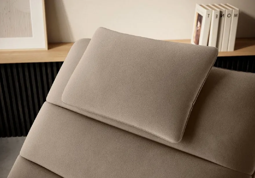 Casa Padrino Luxus Samt Chaiselongue mit Kopfkissen Hellbraun 170 cm