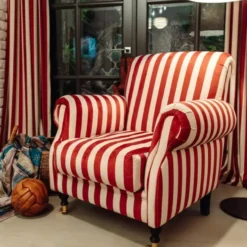 Casa Padrino Luxus Samt Sessel mit Streifen Rot / Weiß / Schwarz / Messing 82 x 91 x H. 94 cm - Wohnzimmer Sessel - Hotel Sessel - Wohnzimmer Möbel - Hotel Möbel - Luxus Möbel - Luxus Einrichtung