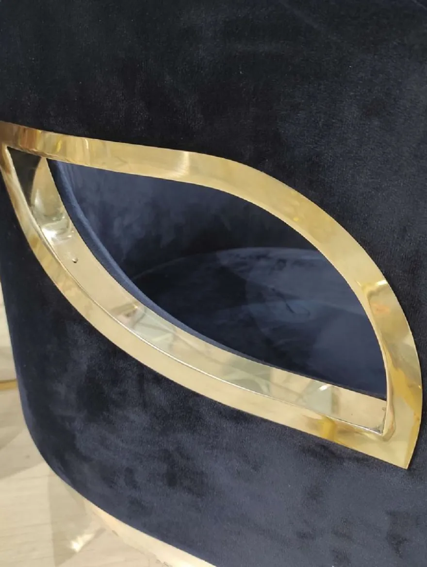 Casa Padrino Luxus Samt Sessel Schwarz / Gold 78 x 55 x H. 59 cm - Wohnzimmer Sessel - Hotel Sessel - Wohnzimmer Möbel - Luxus Möbel - Wohnzimmer Einrichtung - Luxus Einrichtung - Möbel Luxus