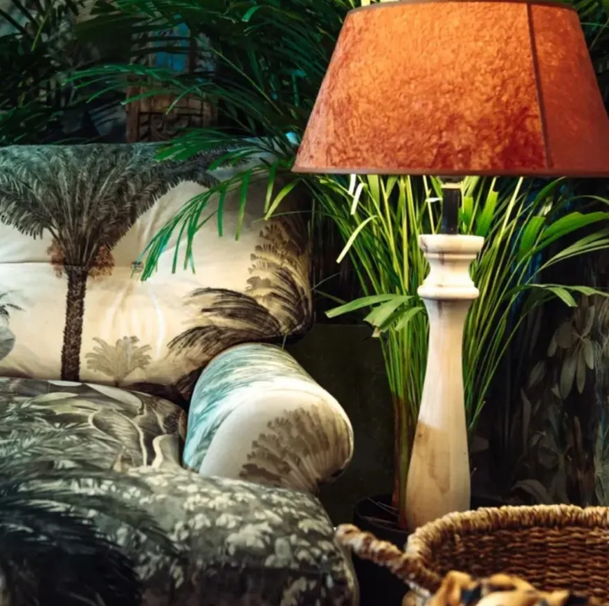 Casa Padrino Luxus Samt Sofa Grün / Mehrfarbig / Schwarz / Messing 200 x 100 x H. 87 cm - Wohnzimmer Sofa - Hotel Sofa - Wohnzimmer Möbel - Hotel Möbel - Luxus Möbel - Wohnzimmer Einrichtung