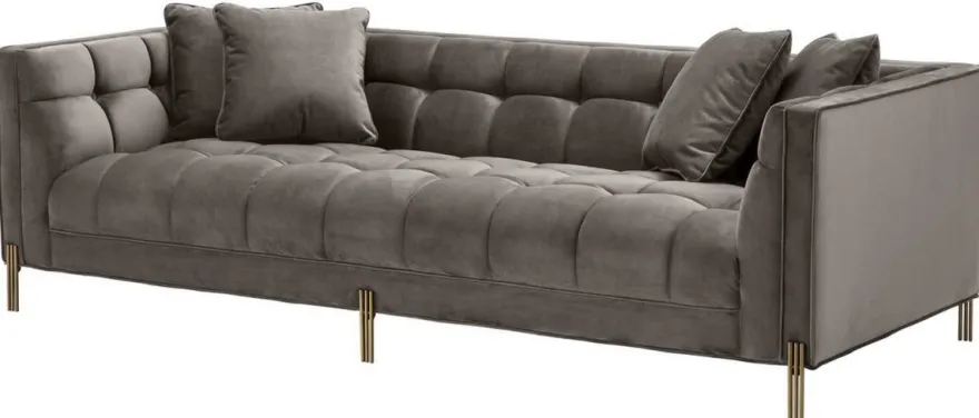 Casa Padrino Luxus Samt Sofa mit 4 Kissen Grau / Messingfarben 231 x 95 x H. 68 cm - Wohnzimmer Sofa - Luxus Qualität