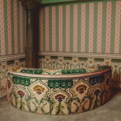 Casa Padrino Luxus Samt Sofa mit Barocken Musterstoff Rosa / Bunt 220 cm - Hotel Möbel - Wohnzimmer Möbel - Büro Möbel - Luxus Möbel