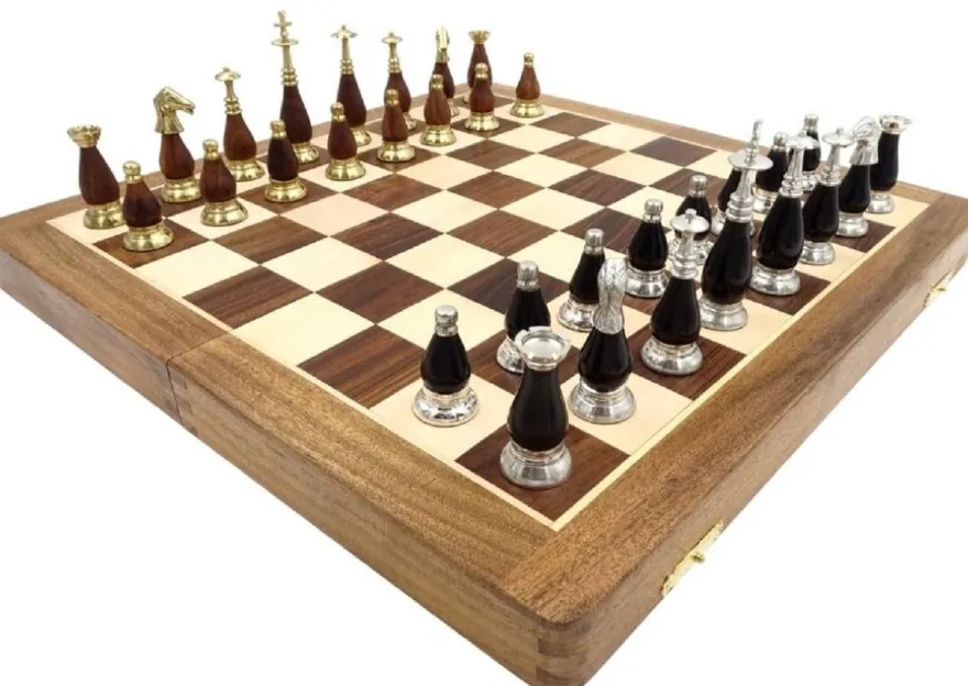Casa Padrino Luxus Schach Set Braun / Beige / Silber / Gold 40 x 40 cm - Zusammenklappbares Holz Schachspiel - Holz Schachbrett mit Messing Schachfiguren - Luxus Deko Accessoires