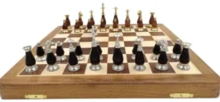Casa Padrino Luxus Schach Set Braun / Beige / Silber / Gold 40 x 40 cm - Zusammenklappbares Holz Schachspiel - Holz Schachbrett mit Messing Schachfiguren - Luxus Deko Accessoires
