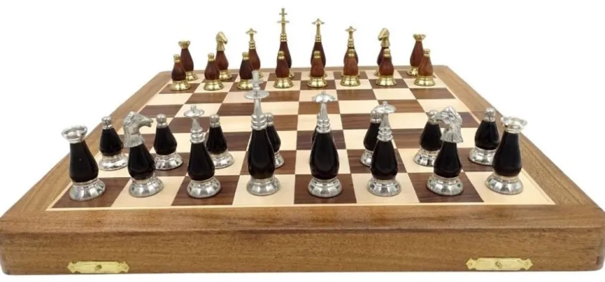 Casa Padrino Luxus Schach Set Braun / Beige / Silber / Gold 40 x 40 cm - Zusammenklappbares Holz Schachspiel - Holz Schachbrett mit Messing Schachfiguren - Luxus Deko Accessoires