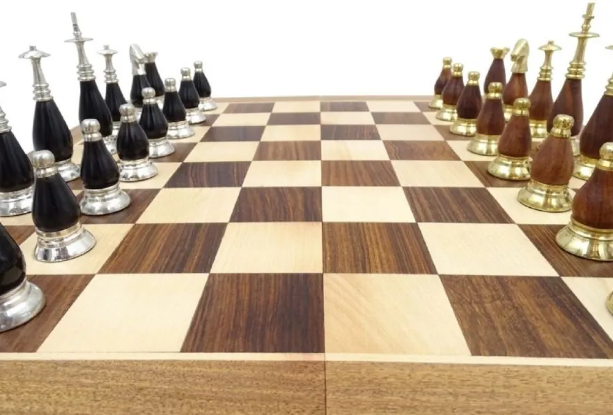 Casa Padrino Luxus Schach Set Braun / Beige / Silber / Gold 40 x 40 cm - Zusammenklappbares Holz Schachspiel - Holz Schachbrett mit Messing Schachfiguren - Luxus Deko Accessoires