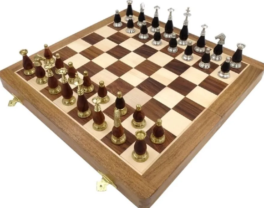 Casa Padrino Luxus Schach Set Braun / Beige / Silber / Gold 40 x 40 cm - Zusammenklappbares Holz Schachspiel - Holz Schachbrett mit Messing Schachfiguren - Luxus Deko Accessoires