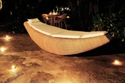 Casa Padrino Luxus Schaukelliege Naturfarben / Weiß 230 x 75 x H. 70 cm - Handgewebte Wetterbeständige Gartenliege - Moderne Poolliege - Garten Möbel - Hotel Möbel