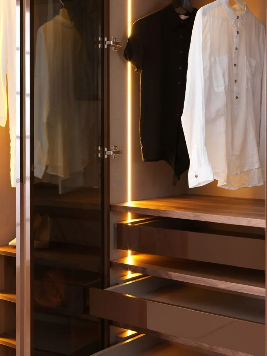 Casa Padrino Luxus Schlafzimmerschrank Dunkelbraun 360 x 62 x H. 230 cm - Beleuchteter Kleiderschrank mit 8 Glastüren - Schlafzimmer Möbel - Hotel Möbel - Luxus Möbel