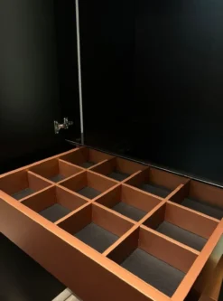 Casa Padrino Luxus Schlafzimmerschrank Schwarz / Kupfer 280 x 62 x H. 238 cm - Massivholz Kleiderschrank mit 6 Türen - Schlafzimmer Möbel - Hotel Möbel - Luxus Möbel